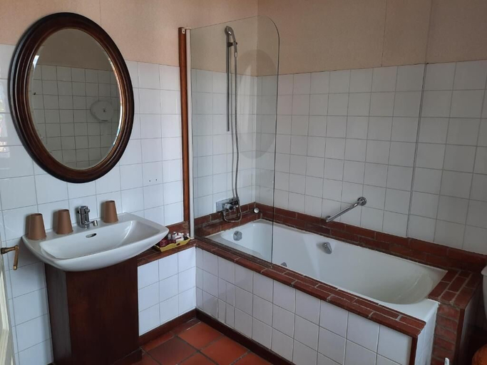 Bathroom 4, Le Manoir de la Barbacane, Vendée