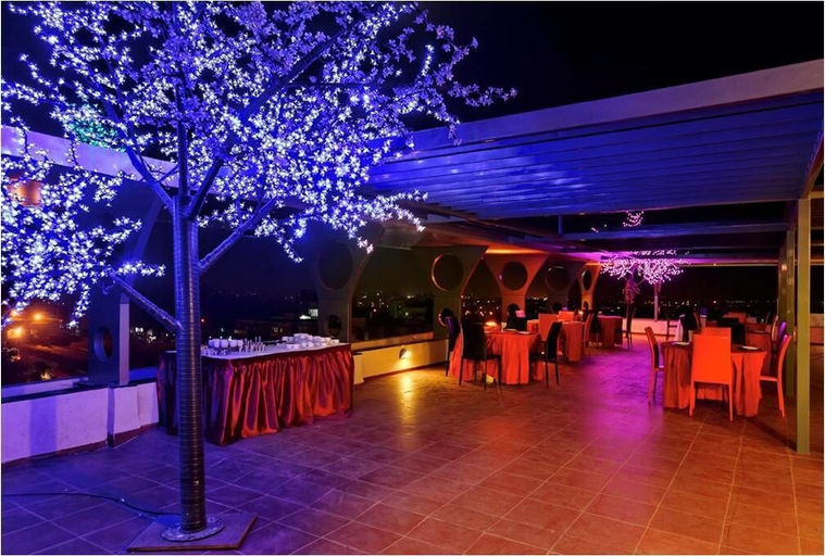 Food & Drinks, Hi5 Hotel & Experience, Nashik