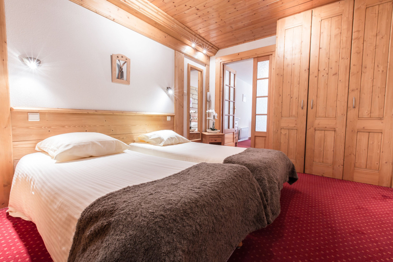 Bedroom 3, Hôtel Club le Crêt, Haute-Savoie