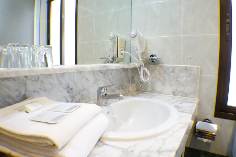 Bathroom 3, Tripolis Toledo, Toledo