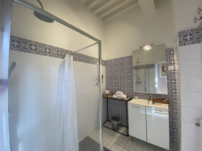 Bathroom 3, Hostellerie La Ferme du Poulet, Rhône