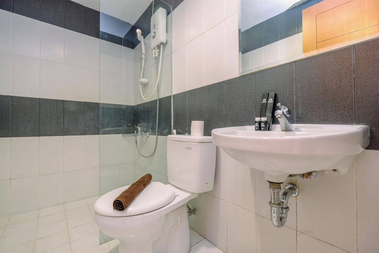 Bathroom 3, Fancy And Nice 2Br At Cinere Bellevue Apartment, Depok