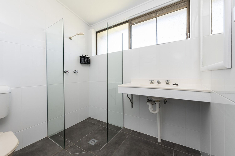 Bathroom 5, Fern Bay Motel, Port Stephens