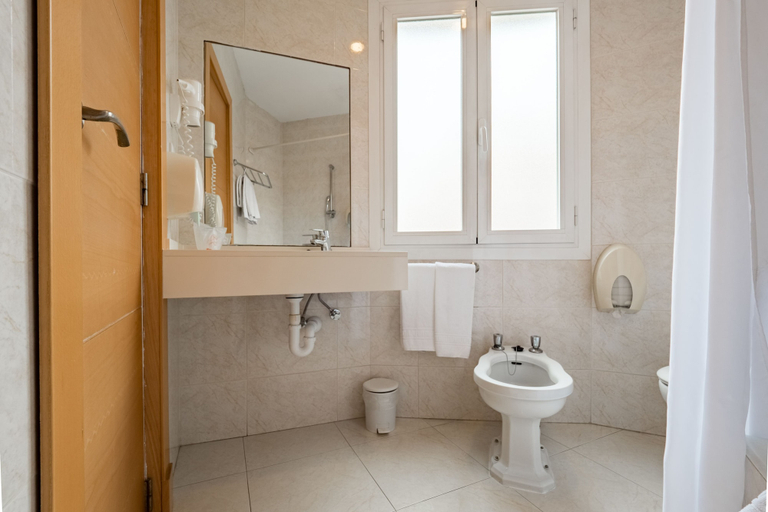 Bathroom 4, Hotel Amic Colón, Baleares