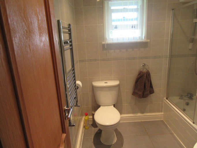 Bathroom 2, No 8, Sefton