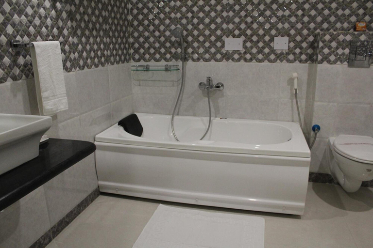 Bathroom 5, Hotel Royal Heritage, Kamrup Metropolitan