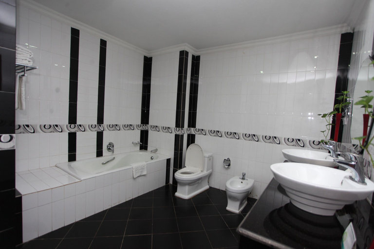 Bathroom 5, Crossroads Hotel Lilongwe, Lilongwe City