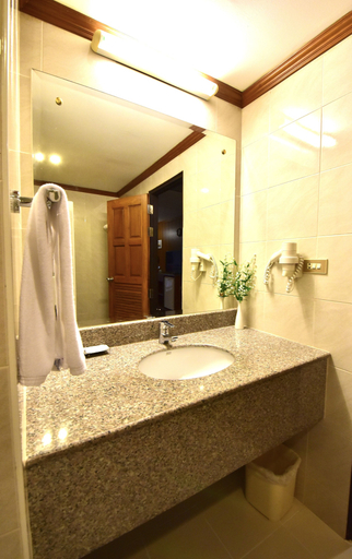 Bathroom 5, Dynasty Inn Pattaya, Pattaya