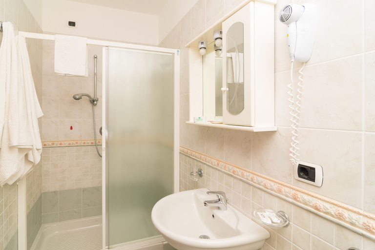 Bathroom 5, Hotel Villa Fumerie, Napoli
