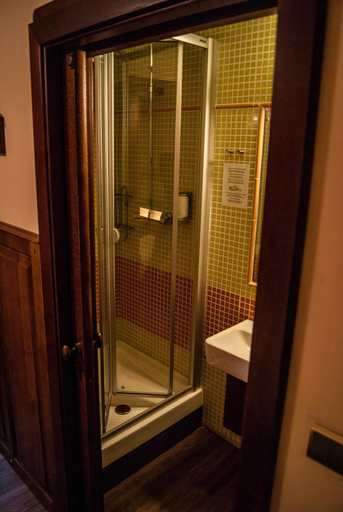 Bathroom 4, Boat Hotel Matylda, Praha 1