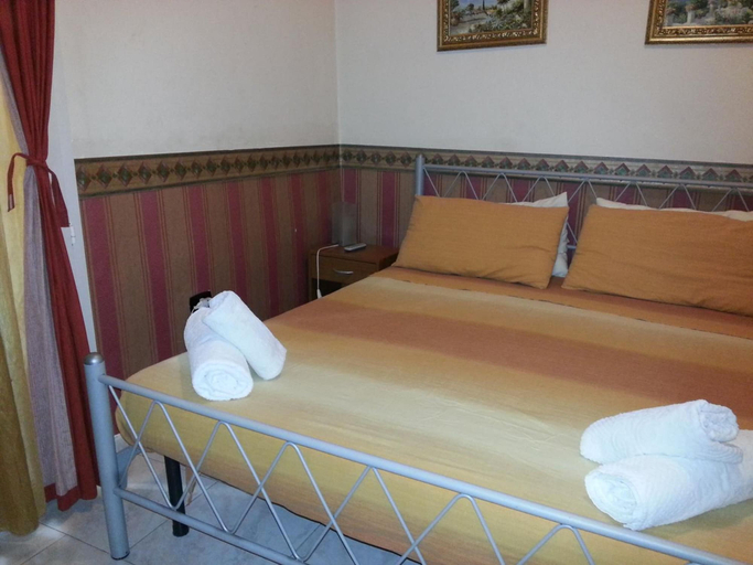 Bedroom 2, Astra, Napoli