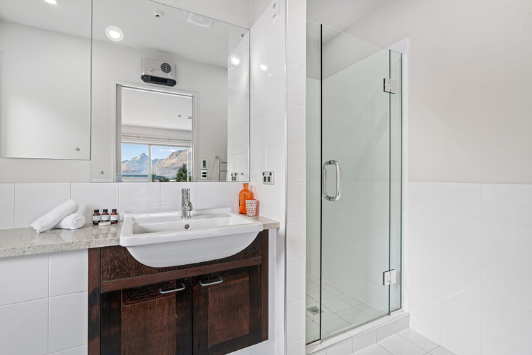 Bathroom 3, LAKEFRONT PENTHOUSE APARTMENT WITH 270-DEGREE VIEW, Queenstown-Lakes