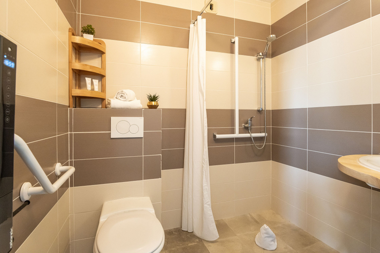 Bathroom 5, Clos Fleuri, Aude
