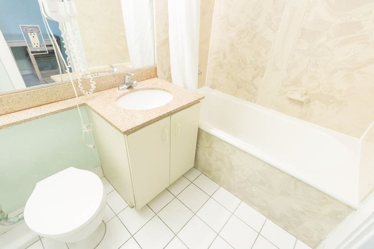 Bathroom, 608 Studio Apt Hollywood Beach, Broward