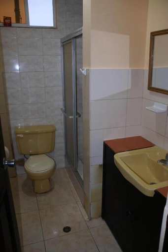 Bathroom 5, Hostal Antares, Manta