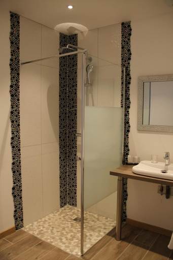 Bathroom 5, Hotel Le Dome, Pas-de-Calais