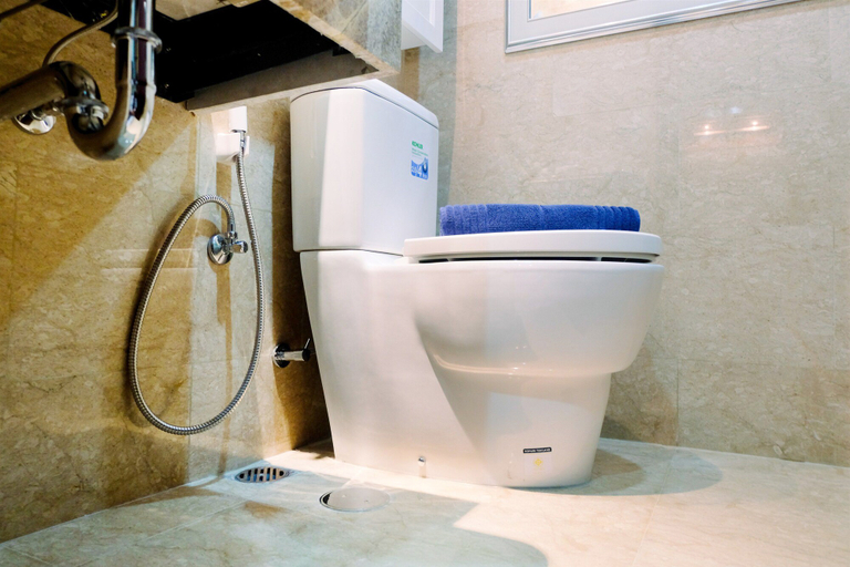 Bathroom 5, Elegant Studio Menteng Park Apartment By Travelio, Central Jakarta