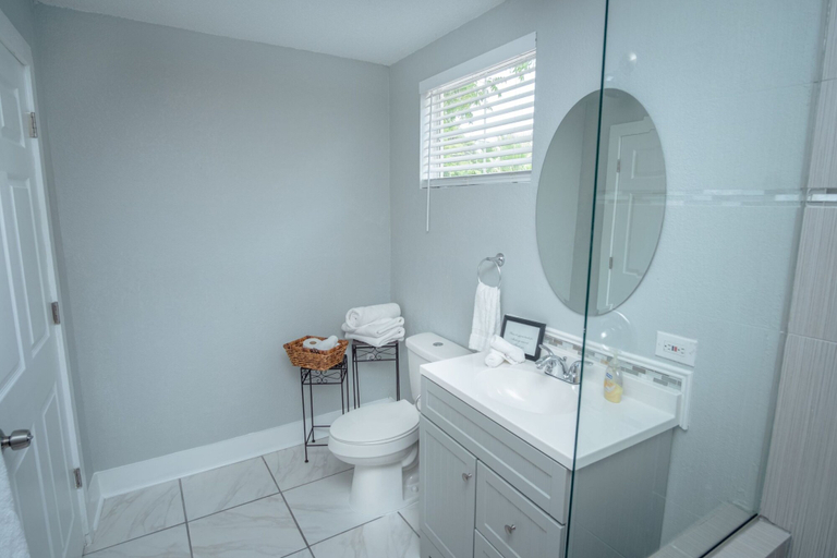 Bathroom 4, Stunning 2br/1ba Historic Pad Few Steps Downtown, Bexar