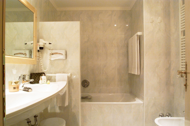 Bathroom 5, Romantik Hotel Post Weisses Rössl, Bolzano