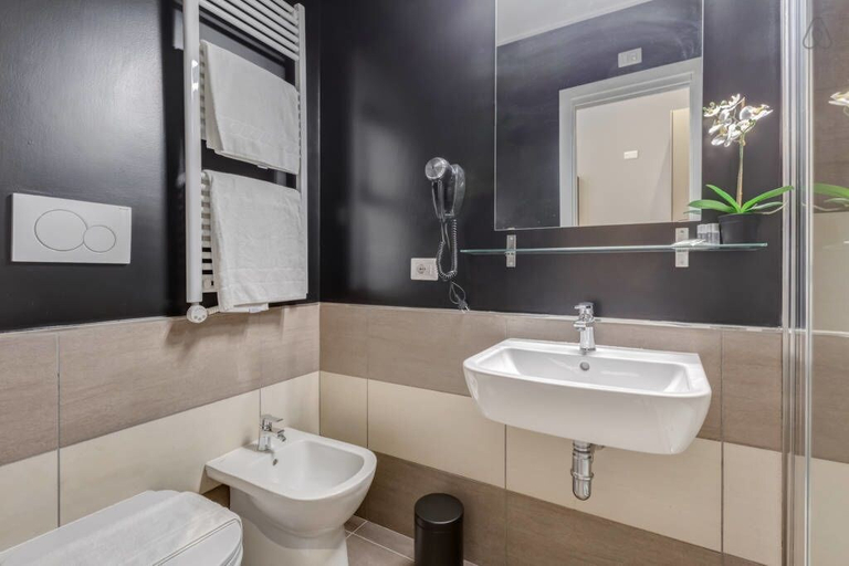 Bathroom 2, Hanky Suite, Roma