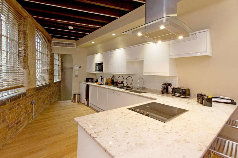 Others 5, Luxury Loft Oxford Street with AC, London