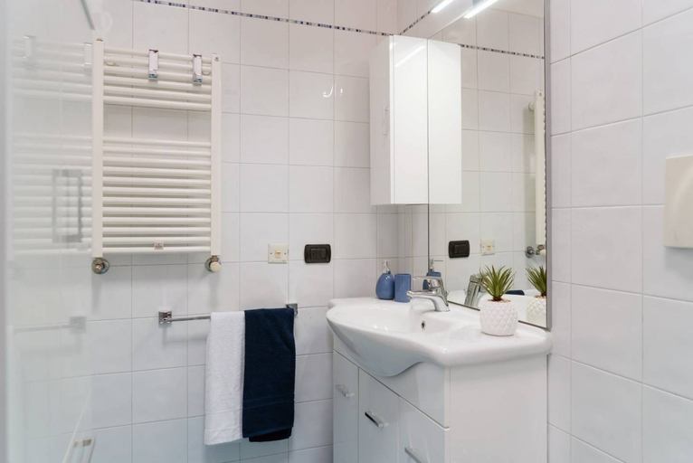 Bathroom, Large apartment in Milan center, Milano
