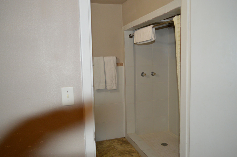 Others 4, Paradise Inn, Matagorda