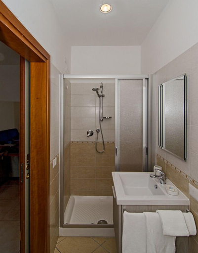 Bathroom 4, Hotel Paris, Lucca