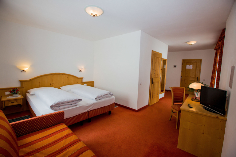 Bedroom 3, Hotel - Restaurant Schaurhof, Bolzano