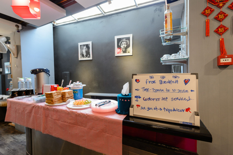 Food & Drinks 5, CheQinn Hostel Sukhumvit 4, Khlong Toey
