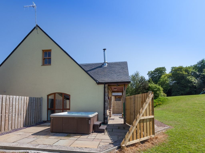 Exterior & Views 2, Williamscraig Holiday Cottages, West Lothian
