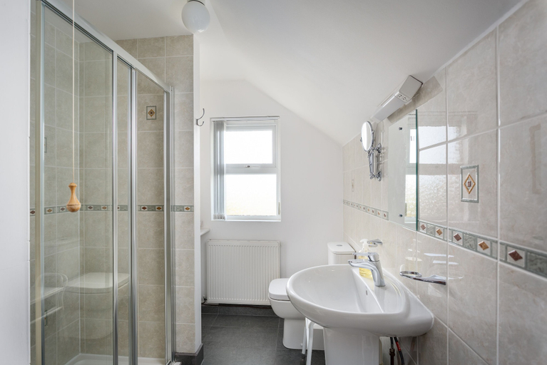 Bathroom 3, Little Pengelly Farm, Cornwall