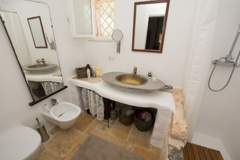 Bathroom 4, Trullo Tunine, Brindisi