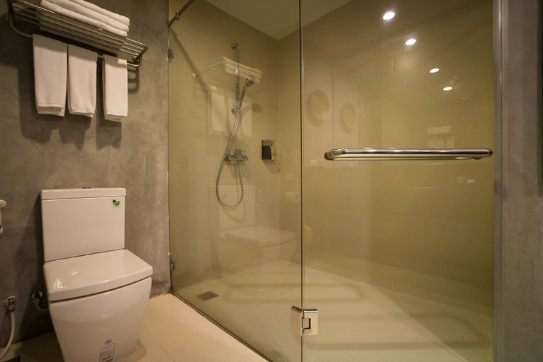 Bathroom 5, i Tara Resort & Spa, Ban Laem