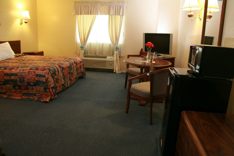 Bedroom 2, Claremore Motor Inn, Rogers