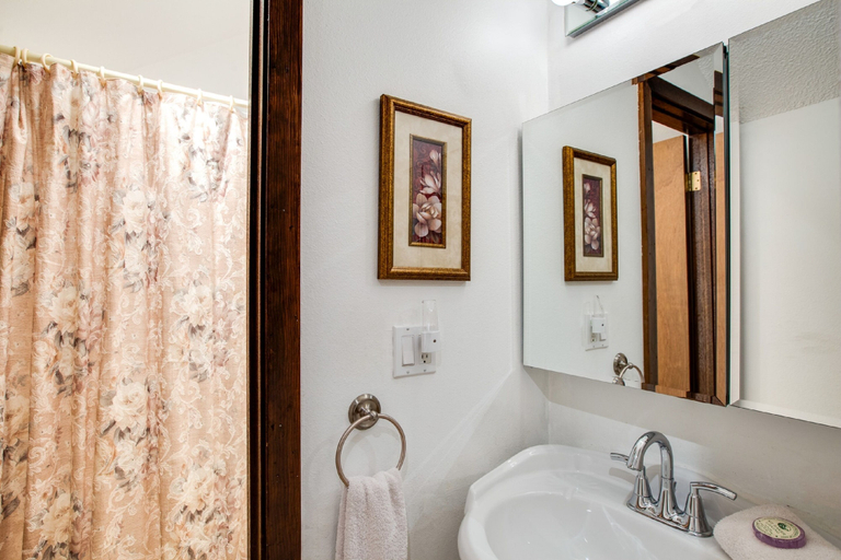 Bathroom 4, 31SW - Fireplace - WiFi - Washer/Dryer - Sleeps 4, Whatcom
