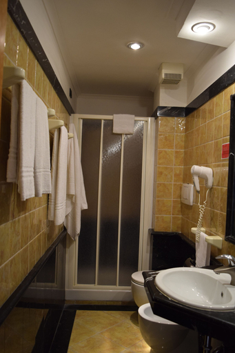 Bathroom 4, Hotel Palace 2000, Roma