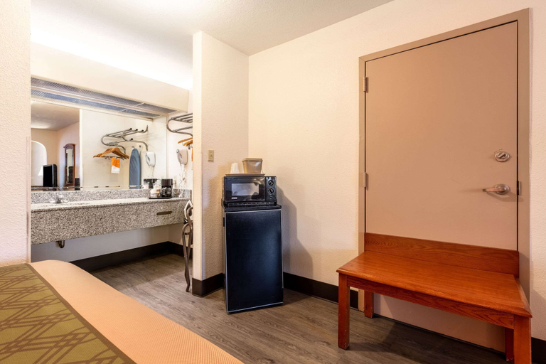 Others 4, Econo Lodge Inn & Suites Memphis East, Shelby