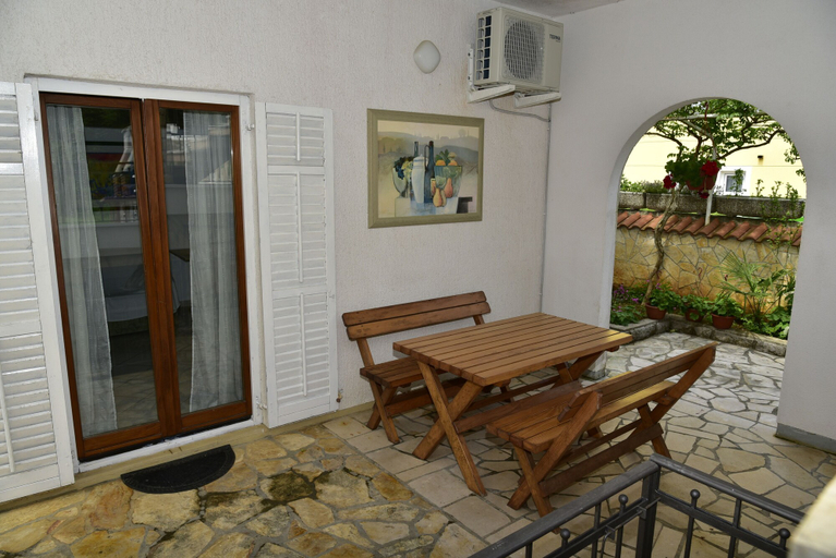 Others 5, Apartment Wood Street and India, Omišalj