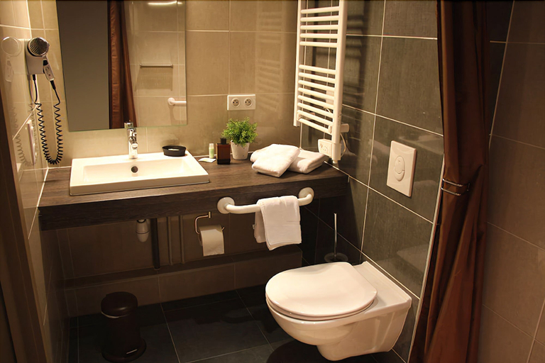 Bathroom 4, Hôtel Les Alizés, Bas-Rhin