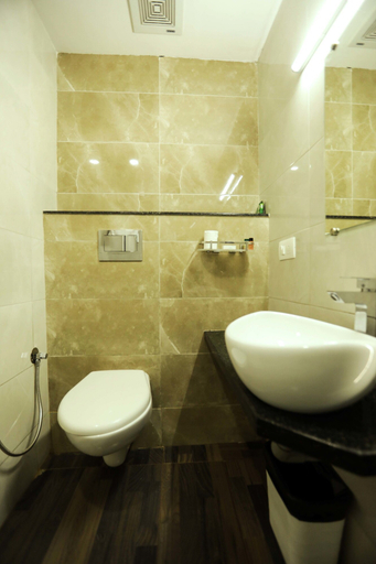 Bathroom 4, Traders Hotel, Dakshina Kannada