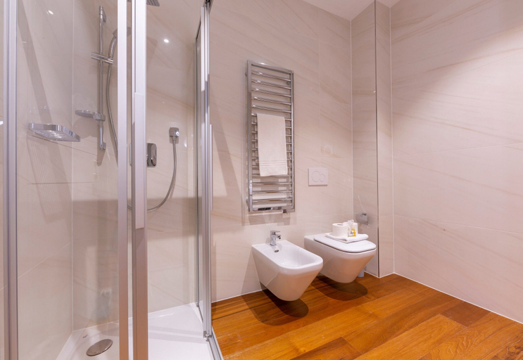 Bathroom 3, Love of Lugano, Lugano