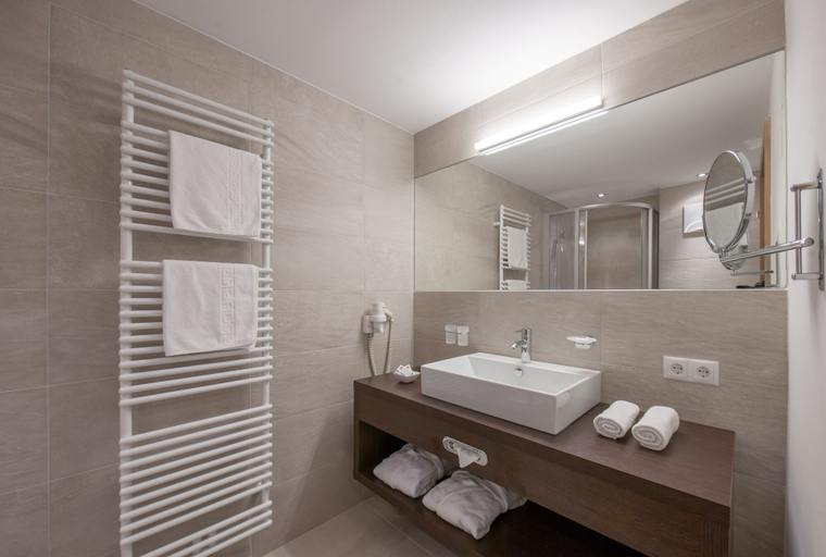 Bathroom 4, Hotel Bergwelt, Imst