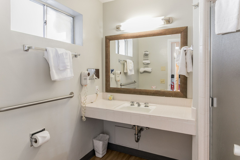 Bathroom 4, Skylark Shores Resort, Lake
