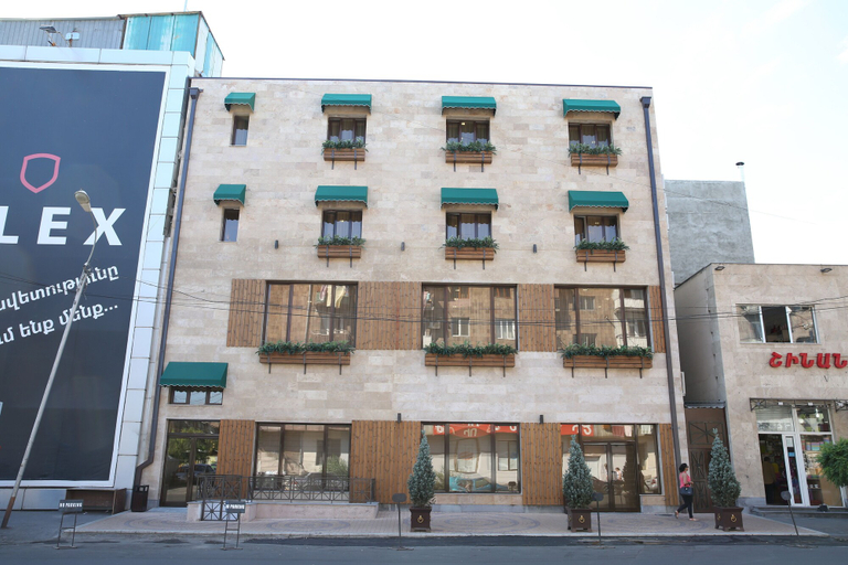 Exterior & Views