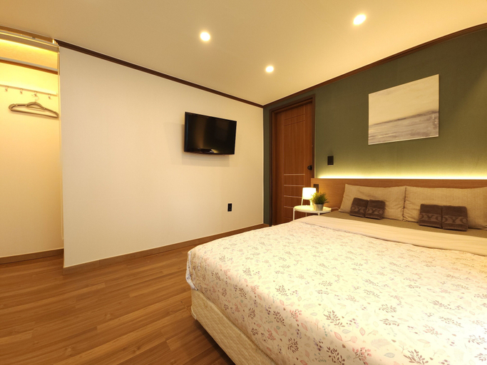 Bedroom 4, OYO Rooftop Hostel, Jung
