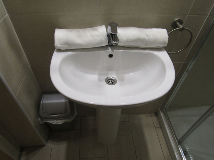 Bathroom 3, Aparthotel Giuliano, Girona