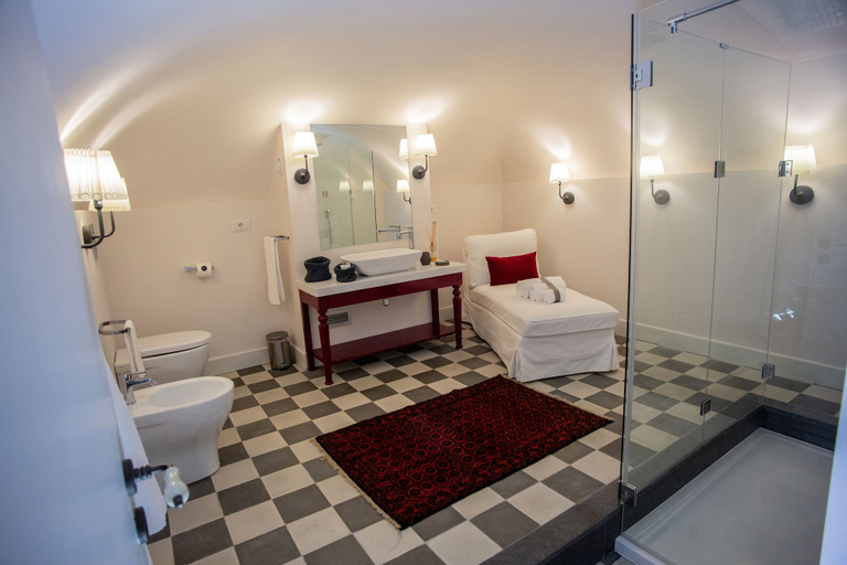 Bathroom 5, Suite 35, Catania