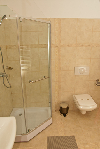 Bathroom 4, Belleville, Iasi