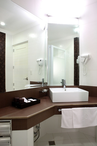 Bathroom 5, Queens Hotel, Mabalacat